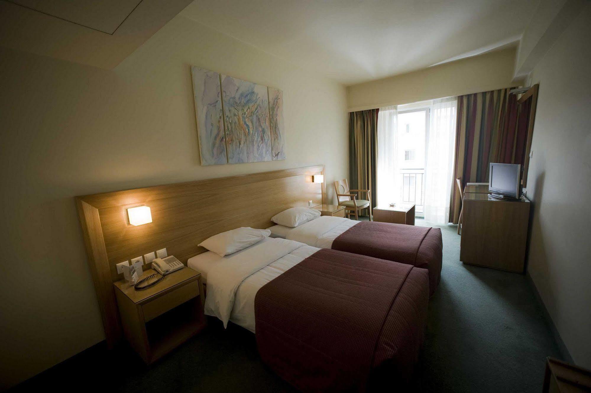 Otel Athinais Atina